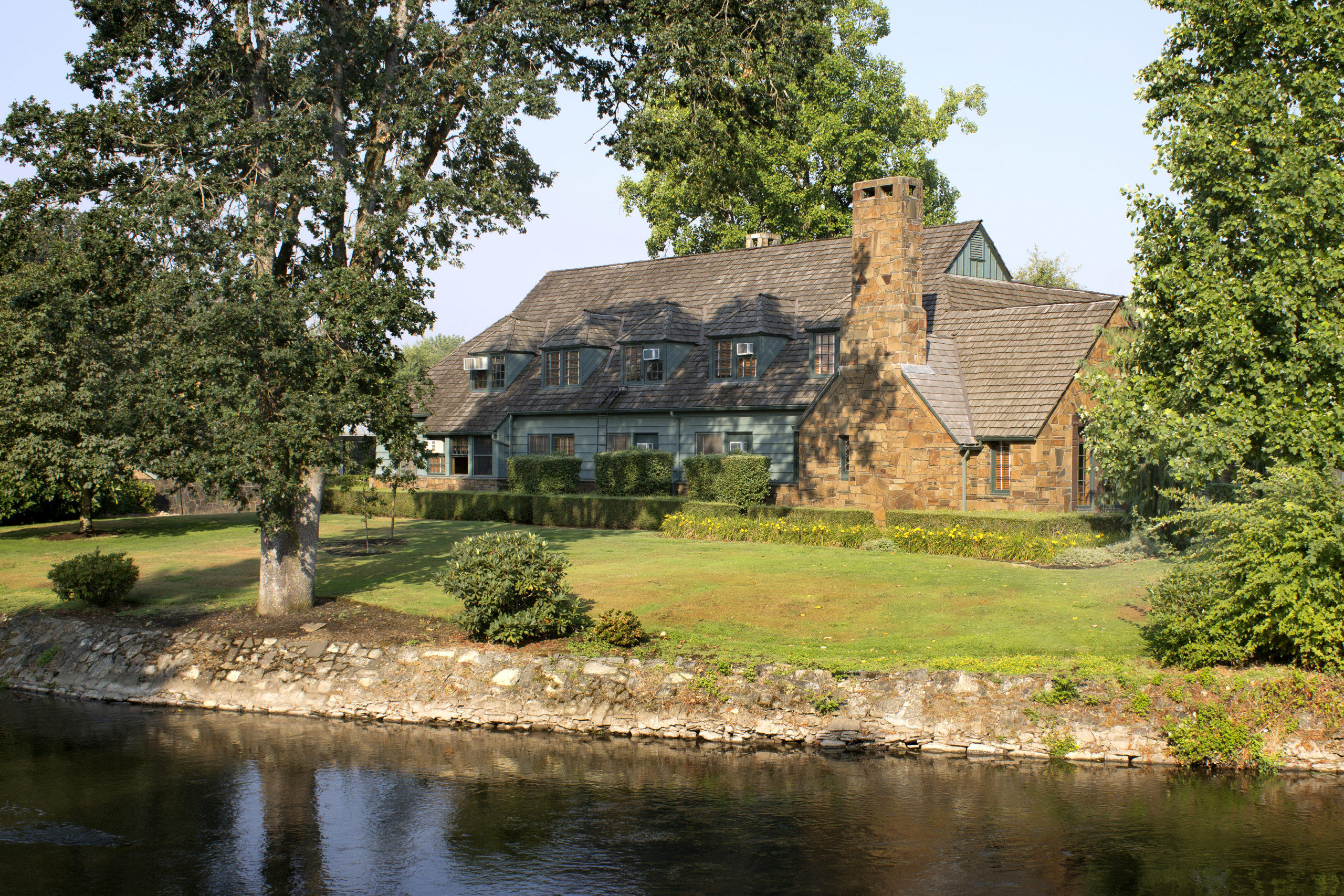 OR side view of the OR Forester's Building