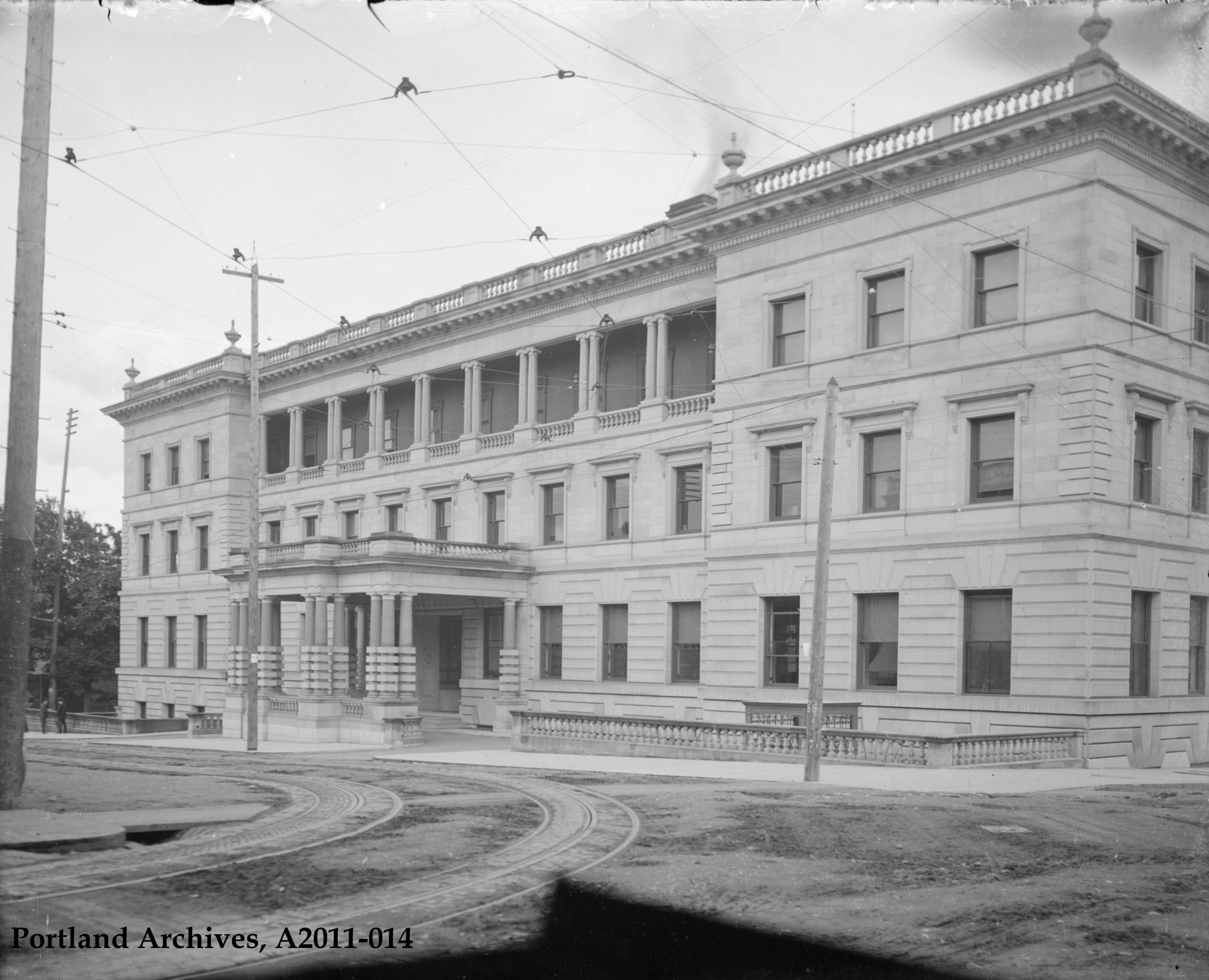 1905 B&W Portland City Hall from 5th Avenue