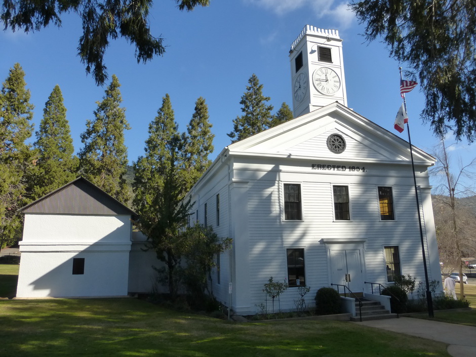 Front view of Mariposa County Courthouse